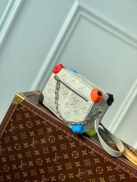 M81606 Louis Vuitton The House's emblematic Monogram Mini Soft Trunk Bag -Gray